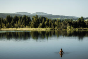 Baignade matinale dans le lac des Rousses en été, au cœur du Haut-Jura